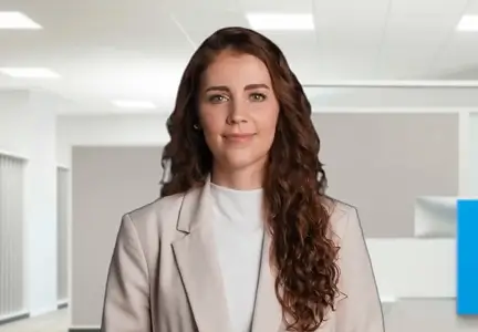 Eine Person steht in einem modernen, hellen Büro mit dem Logo der Techniker Krankenkasse im Hintergrund.