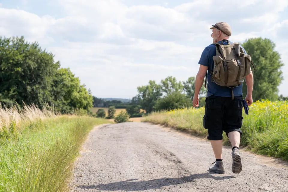 Thomas auf einem Wanderweg.