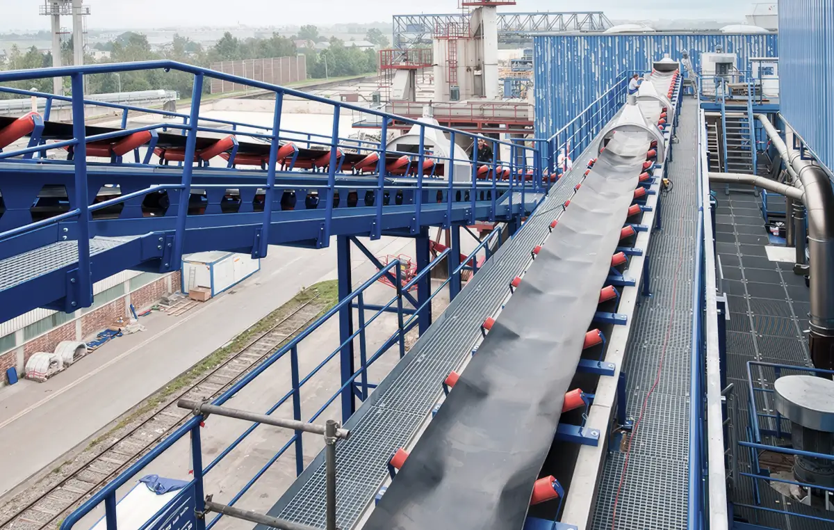 Moderne Industrieanlage mit blauen Förderbändern und technischen Einrichtungen.