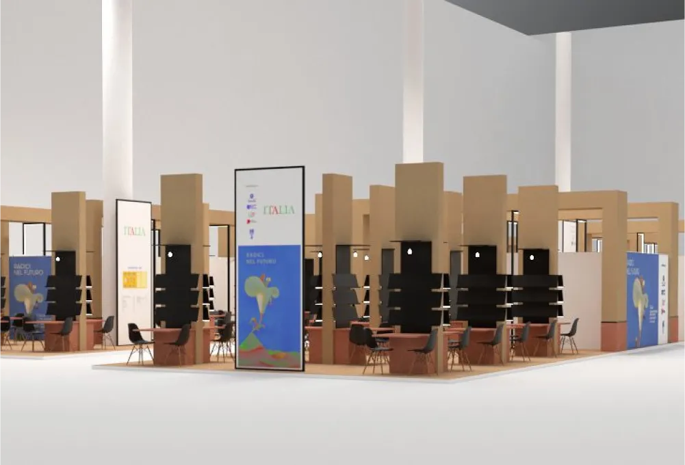 Ein offener Messebereich mit modernen Holzkonstruktionen und großen Plakaten, die 'Italia' und 'Radici nel Futuro' zeigen. Der Raum ist mit Tischen, Stühlen und Regalen ausgestattet und bietet eine strukturierte, einladende Atmosphäre.
