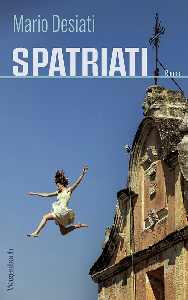 Buchcover von 'Spatriati' von Mario Desiati. Es zeigt eine Frau in einem Kleid, die von einem Gebäude springt, vor einem klaren blauen Himmel. Der Stil ist dynamisch und fesselnd.