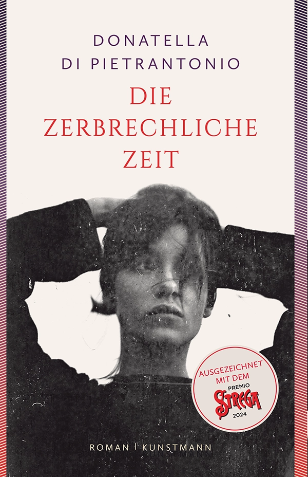 Buchcover von 'Die zerbrechliche Zeit' von Donatella Di Pietrantonio. Es zeigt ein schwarz-weißes Porträt einer Frau mit ernstem Ausdruck. Ein Aufkleber weist auf die Auszeichnung mit dem Premio Strega 2024 hin. Der Stil ist schlicht und ausdrucksstark.