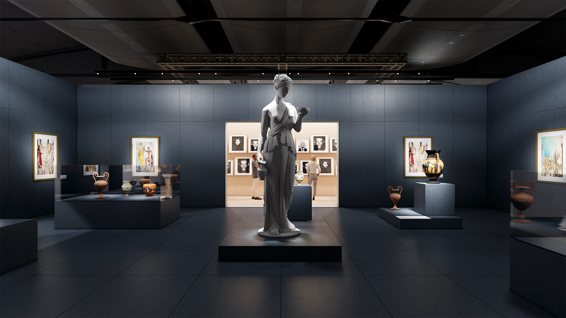 Ein Raum mit einer klassischen Skulptur im Vordergrund. An den Wänden sind Gemälde und Fotografien ausgestellt. Vitrinen mit antiken Vasen und Artefakten sind ebenfalls zu sehen. Im Hintergrund betrachten zwei Personen die ausgestellten Werke.