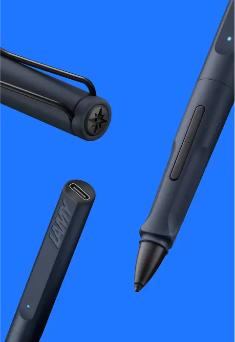 Nahaufnahme eines schwarzen digitalen Stifts. Zu sehen sind die Spitze, die Kappe mit Clip und der Anschluss mit der Aufschrift 'LAMY'