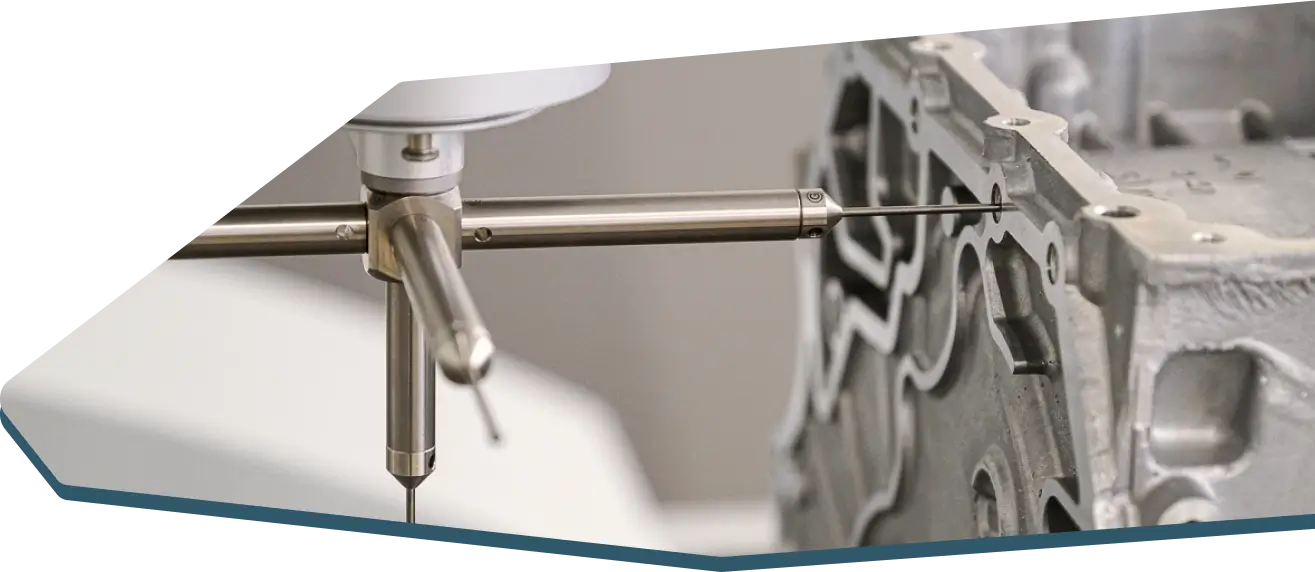 Ein Messgerät führt eine präzise Vermessung an einem metallischen Gussteil durch.