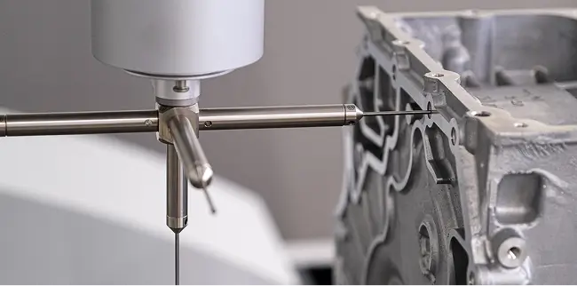 Ein Messgerät führt eine präzise Vermessung an einem metallischen Gussteil durch.