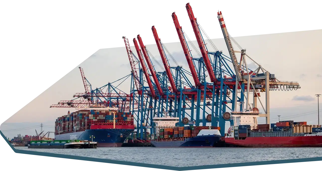 Große Container-Schiffe liegen im Hafen vor mehreren Verladekränen.