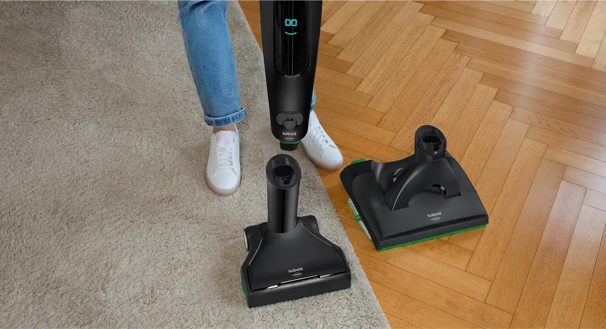 Zwei verschiedene Kobold Staubsaugeraufsätze stehen auf Teppich und Parkettboden.