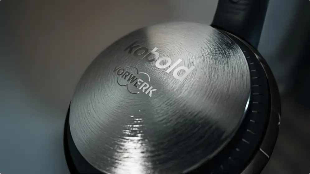 Ein schwarzer Panther mit leuchtend grünen Augen läuft direkt auf die Kamera zu.