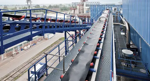 Moderne Industrieanlage mit blauen Förderbändern und technischen Einrichtungen.