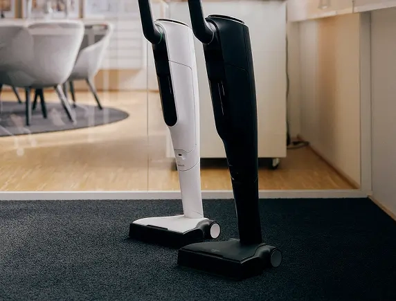 Detailansicht des oberen Teils eines schwarzen Haushaltsgeräts mit grünem Schalter.