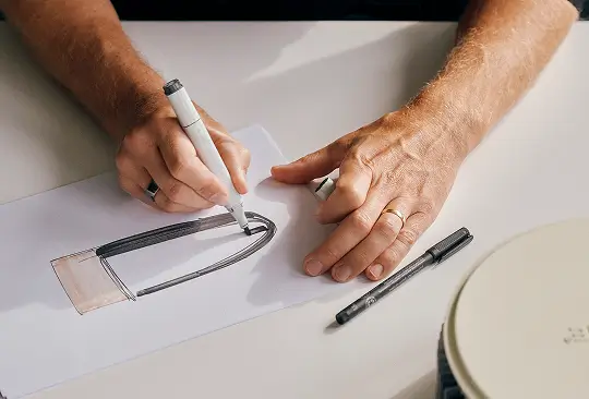 Zwei kabellose Staubsauger, einer weiß und einer schwarz, stehen auf einem Teppichboden in einem Büro.
