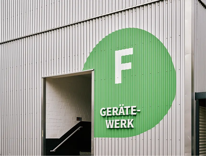 Grünes Firmenlogo mit weißem F und Schriftzug Gerätewerk auf Wellblechfassade