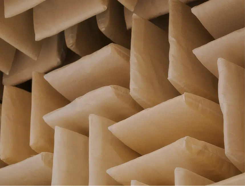 Nahaufnahme beiger Schaumstoffkeile in geometrischem Zickzackmuster zur Schalldämmung