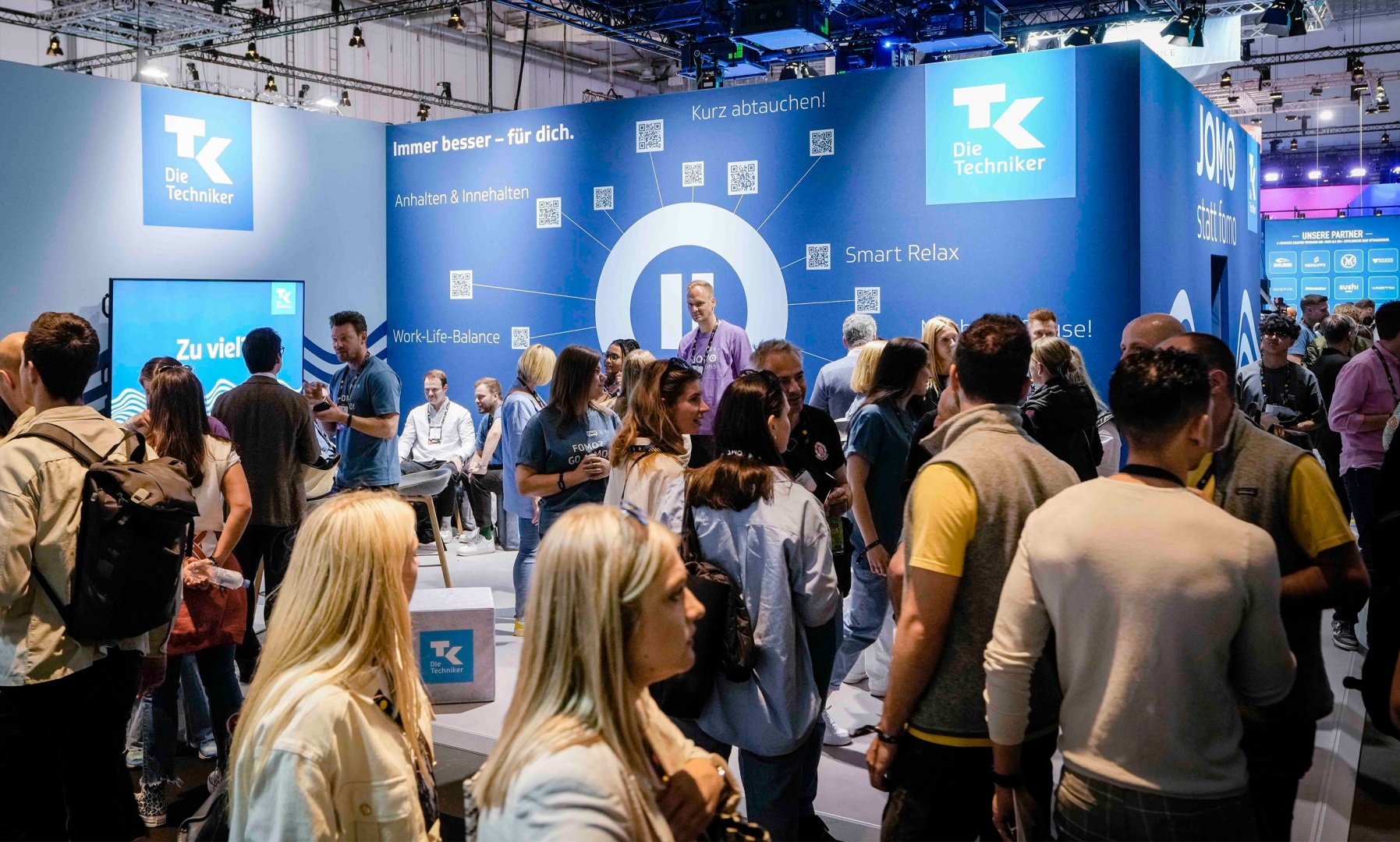 Menschenmenge vor dem Stand der TK auf der OMR