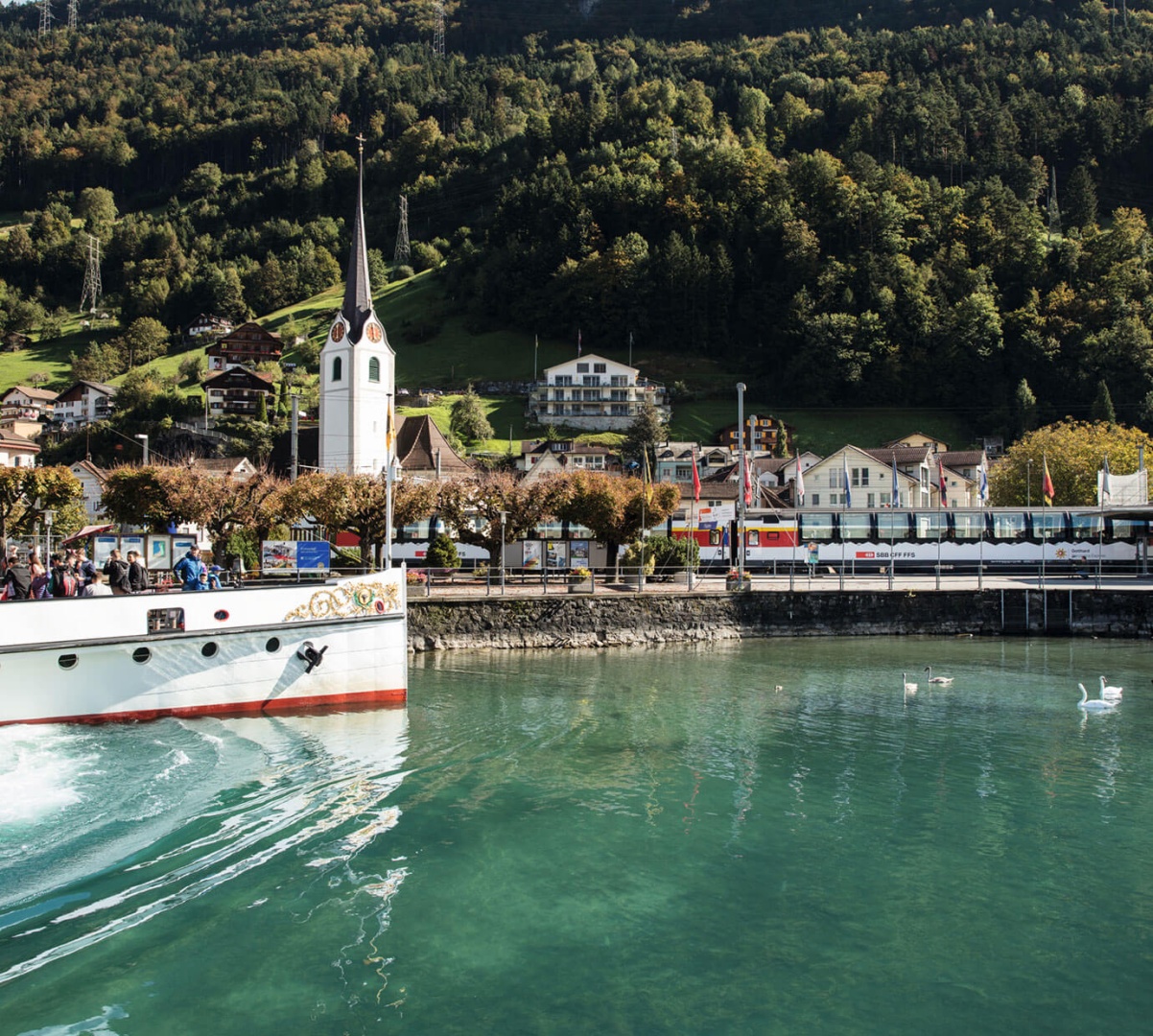 Schiffe im Hafen des Hafens in Luzerne.